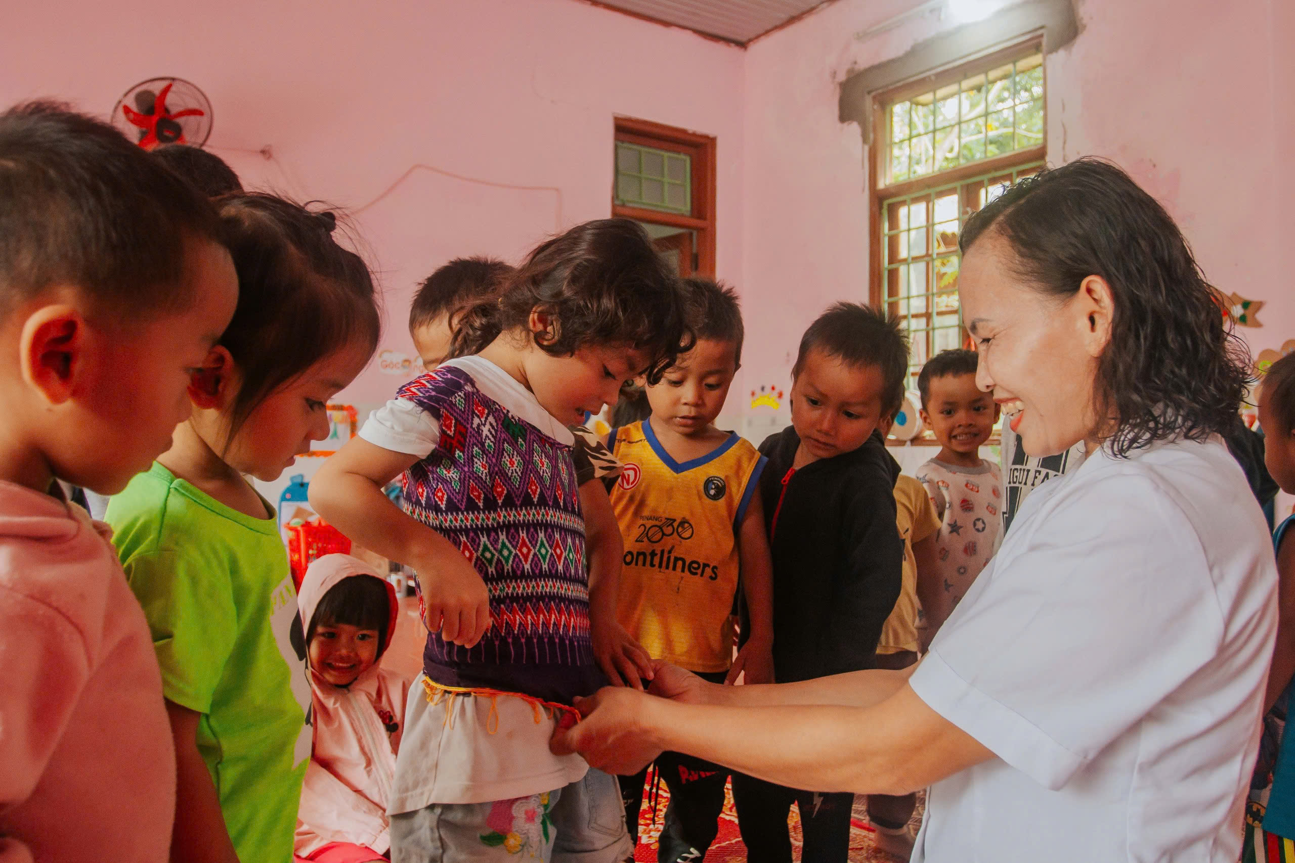 Cô giáo vùng cao hàng chục năm tự tay may áo tặng trò Pa Cô - Ảnh 4.