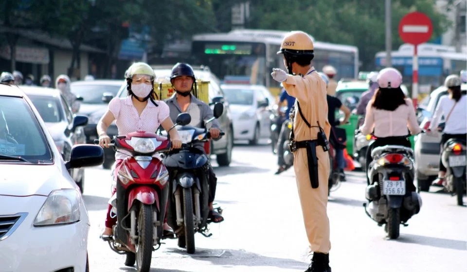 28 hành vi bị nghiêm cấm khi tham gia giao thông đường bộ từ 2025, người dân nên biết để không bị phạt nặng- Ảnh 1.