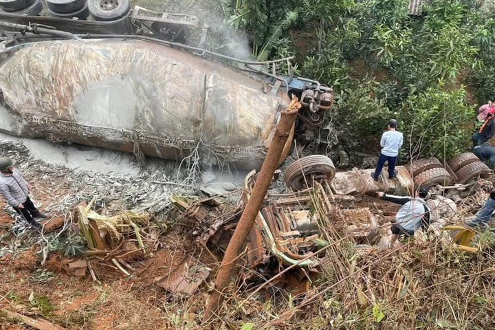 Xe bồn chở xi măng lao xuống vực, 2 người chết - Ảnh 1.