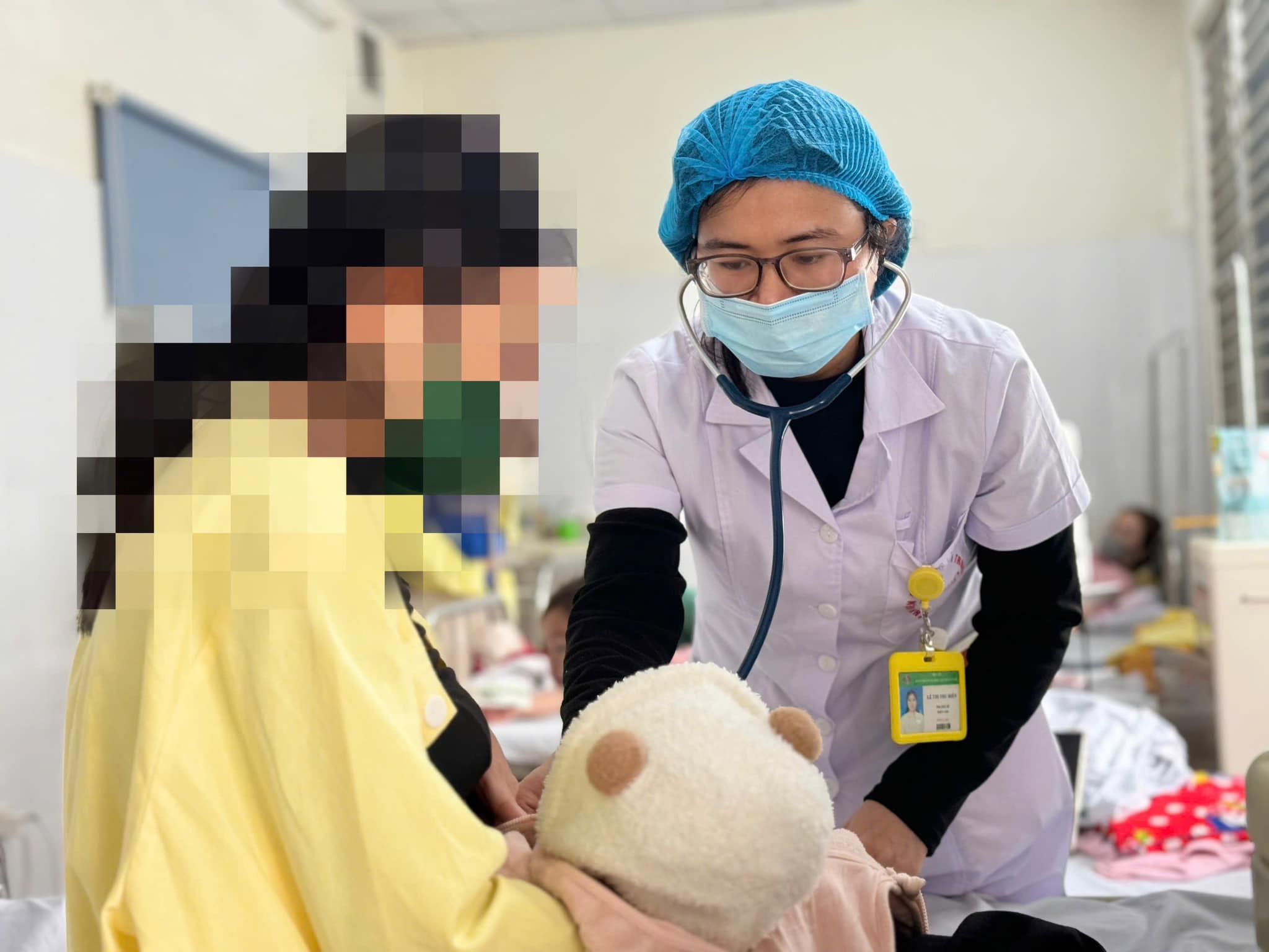 Sốt cao liên tục, ho, chảy mũi, nhiều trẻ nhập viện vì biến chứng nặng, có trẻ phải thở máy- Ảnh 2.