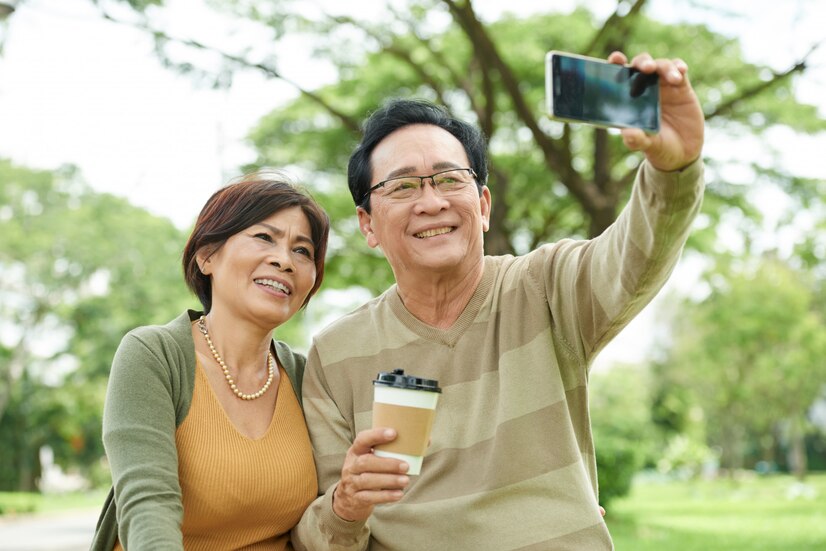 couple-taking-selfie1098-18133-17043580455531744289435-1736324004981-1736324005080454380118.jpg