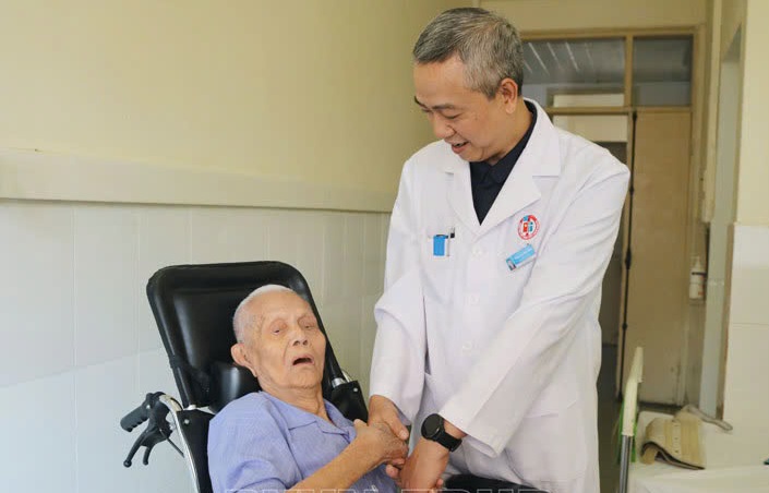 Cụ ông 96 tuổi bị ngã đập trán xuống nền đất được phẫu thuật lấy khối máu tụ dưới màng cứng - Ảnh 3.