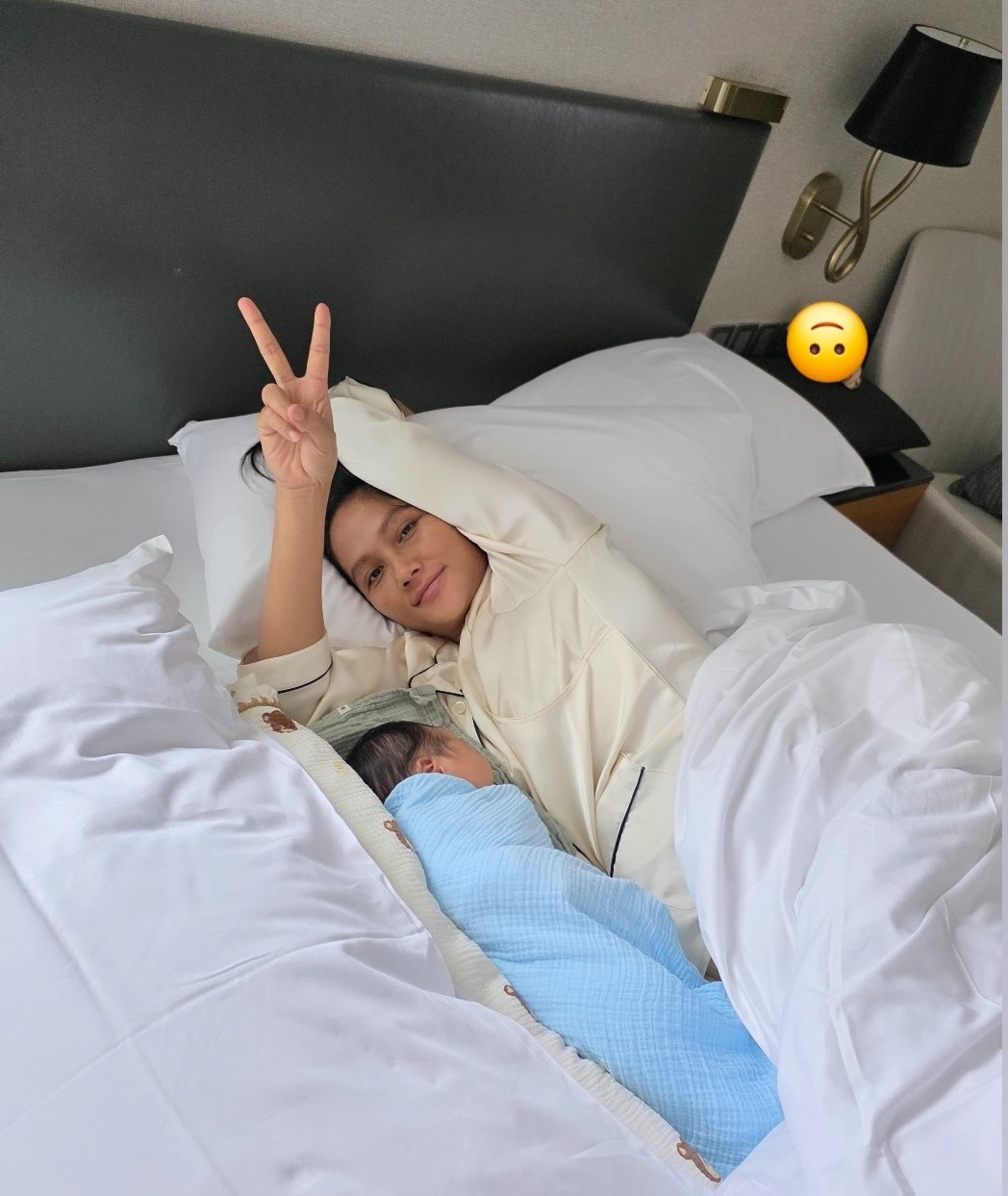 Mẹ chồng và mẹ đẻ H'Hen Niê: Những khoảnh khắc đáng nhớ bên con gái đầu lòng - Ảnh 4. Mẹ chồng và mẹ đẻ H'Hen Niê: Những khoảnh khắc đáng nhớ bên con gái đầu lòng - Ảnh 4.