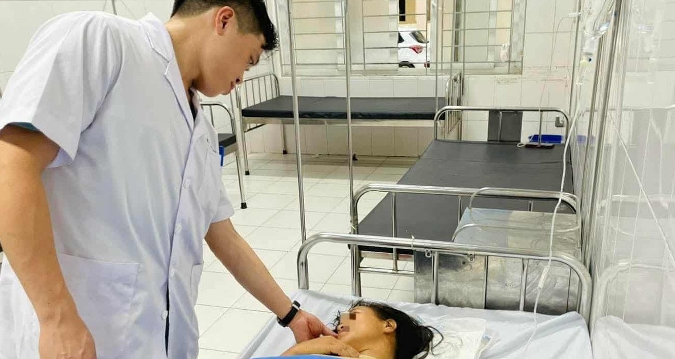 C&acirc;y xanh ven đường đổ sập trong l&uacute;c đang cưa, đ&egrave; tử vong người đi xe m&aacute;y - Ảnh 1.