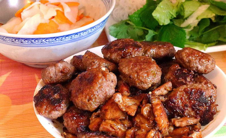 របៀបធ្វើប៊ុនចា ឯកទេសហាណូយ ដោយប្រើខ្ទះមិនជាប់ - រូបថត ២. Cách làm bún chả, đặc sản Hà Nội bằng chảo chống dính - Ảnh 2.