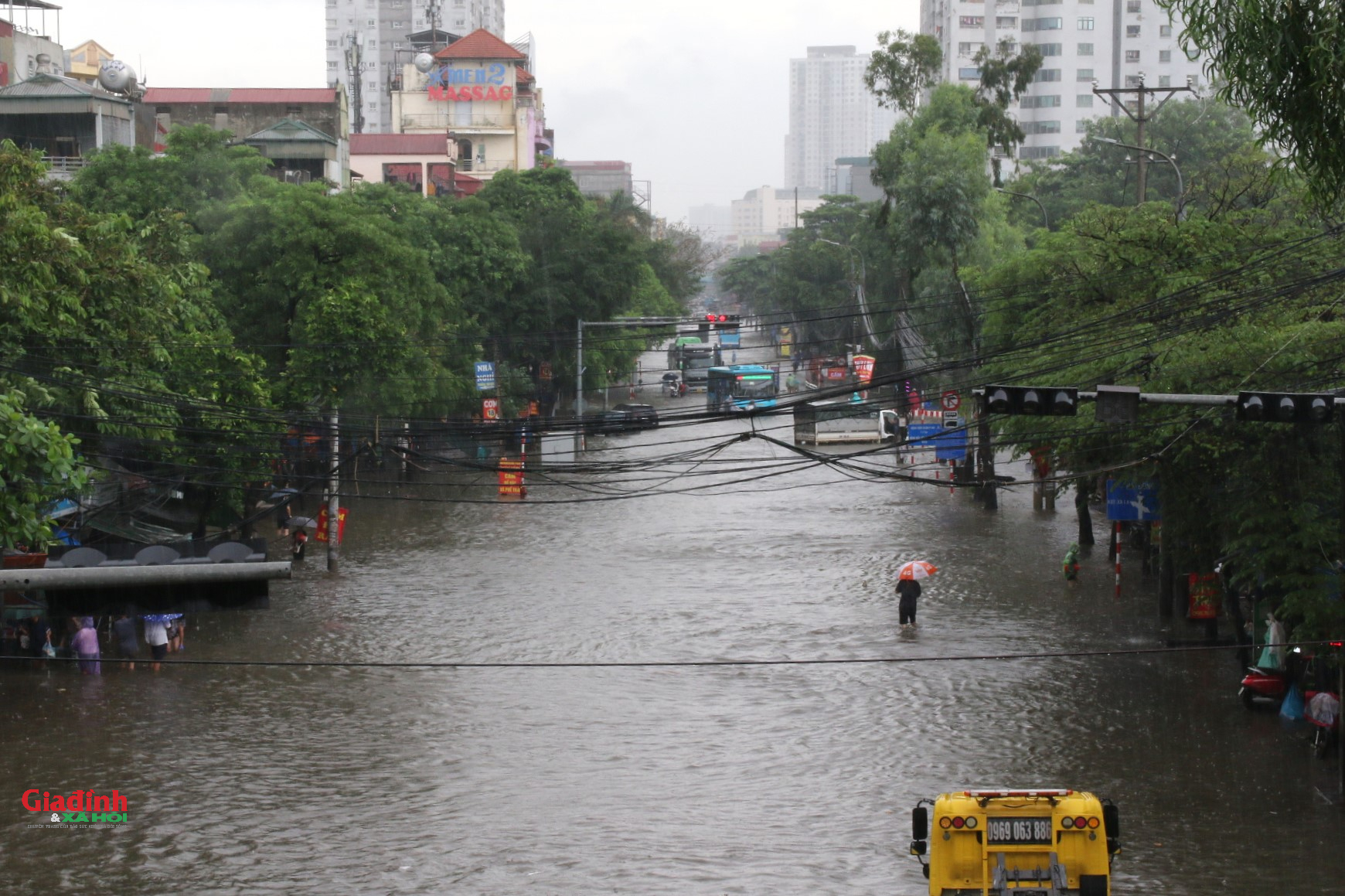Hà Nội ngập nặng Do nước sông Nhuệ dâng cao , giao thông tê liệt - Ảnh 1.