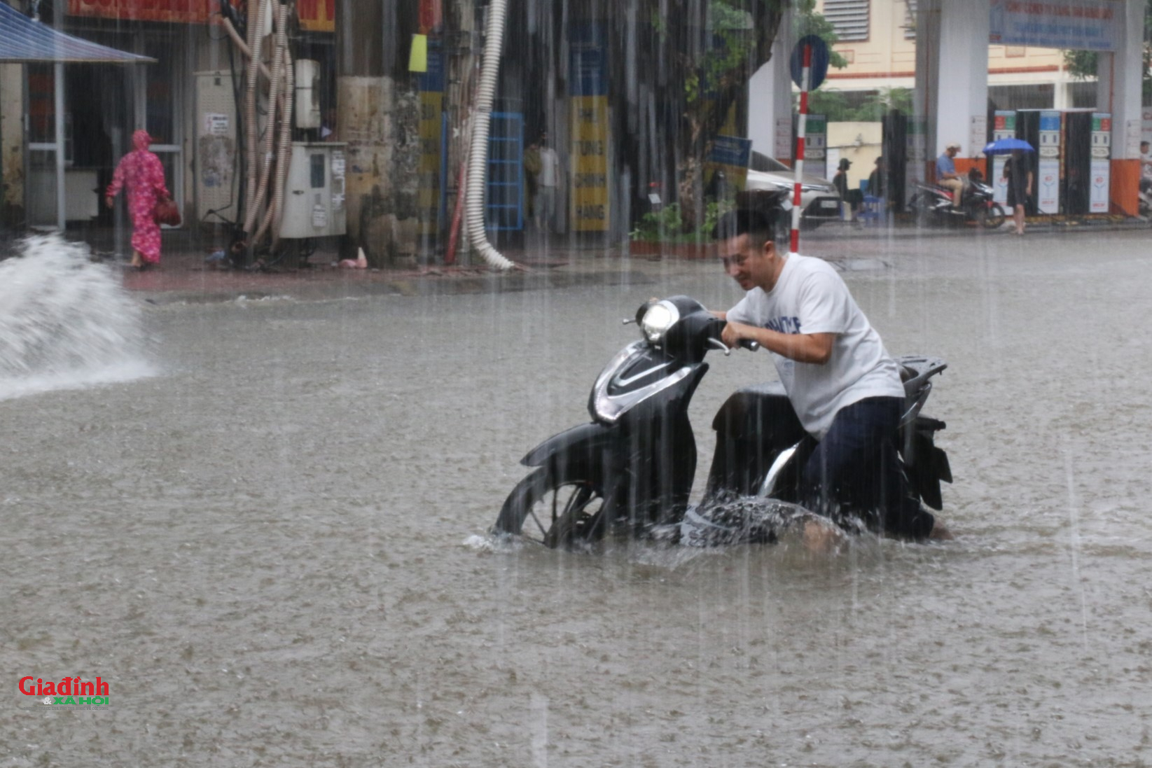 Hà Nội ngập nặng Do nước sông Nhuệ dâng cao , giao thông tê liệt - Ảnh 3.