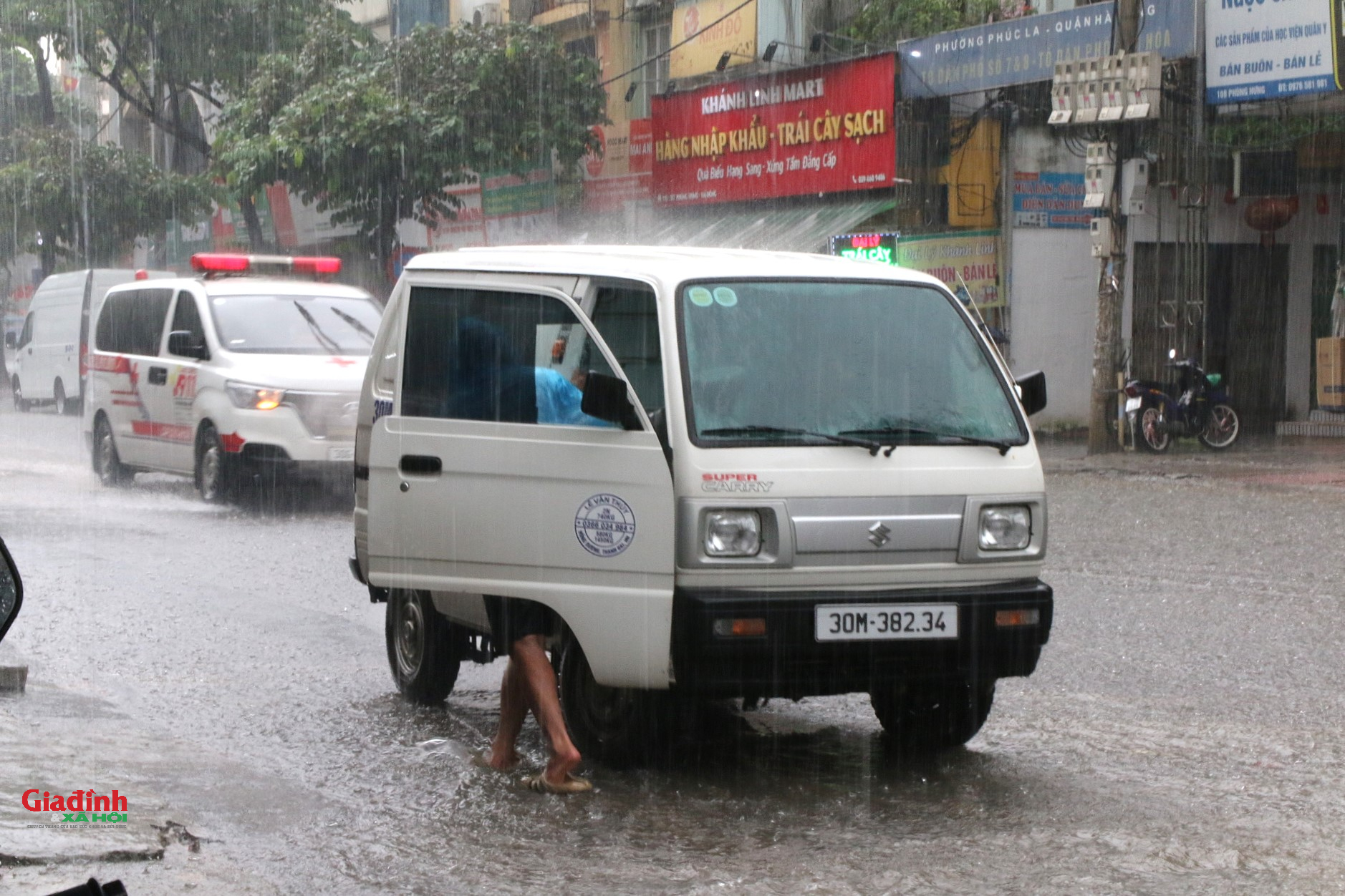 Hà Nội ngập nặng Do nước sông Nhuệ dâng cao , giao thông tê liệt - Ảnh 4.