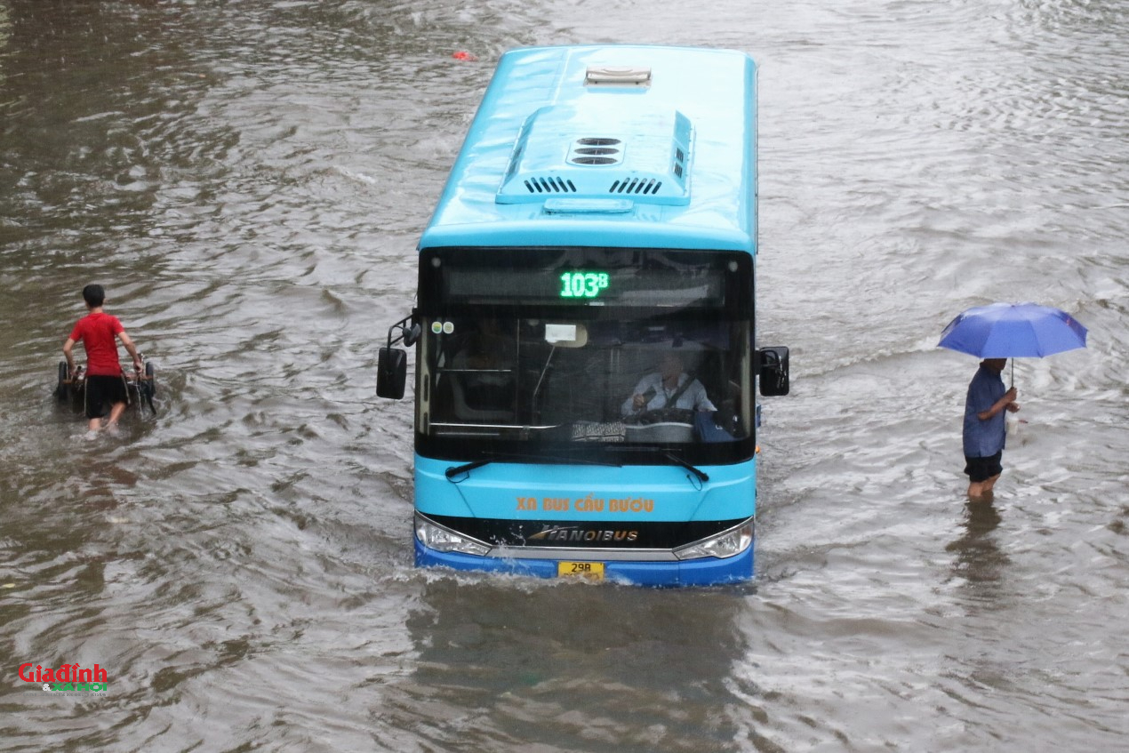 Hà Nội ngập nặng Do nước sông Nhuệ dâng cao , giao thông tê liệt - Ảnh 7.