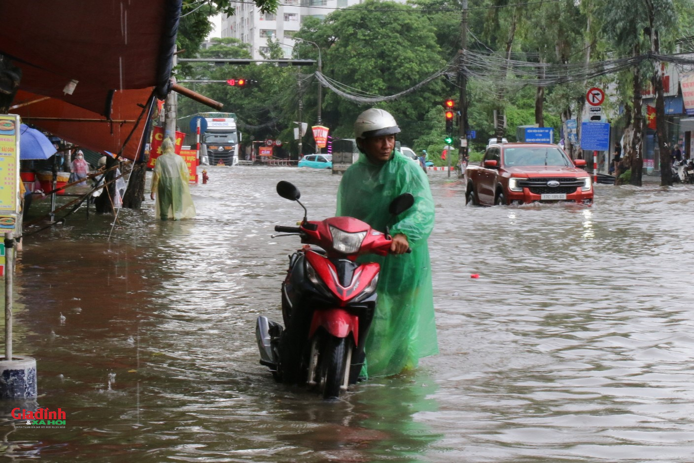 Hà Nội ngập nặng Do nước sông Nhuệ dâng cao , giao thông tê liệt - Ảnh 8.