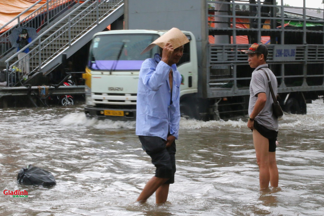 Hà Nội: Nước sông Nhuệ dâng cao, nhiều khu vực ven sông ngập nặng, giao thông tê liệt - Ảnh 9.