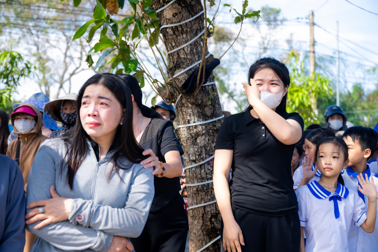 Vụ bé trai 7 tuổi và bố tử vong do ngạt khí máy phát điện ở Nghệ An: Nghẹn lòng khoảnh khắc hàng trăm học sinh xếp hàng tiễn bạn về nơi an nghỉ cuối cùng - Ảnh 9.