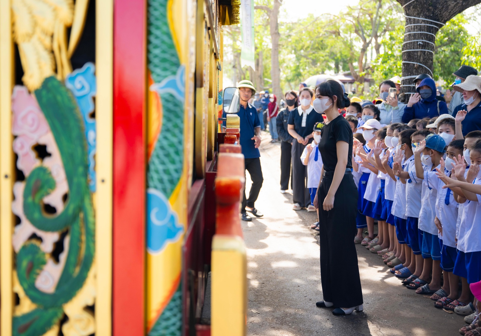 Vụ bé trai 7 tuổi và bố tử vong do ngạt khí máy phát điện ở Nghệ An: Nghẹn lòng khoảnh khắc hàng trăm học sinh xếp hàng tiễn bạn về nơi an nghỉ cuối cùng - Ảnh 7.