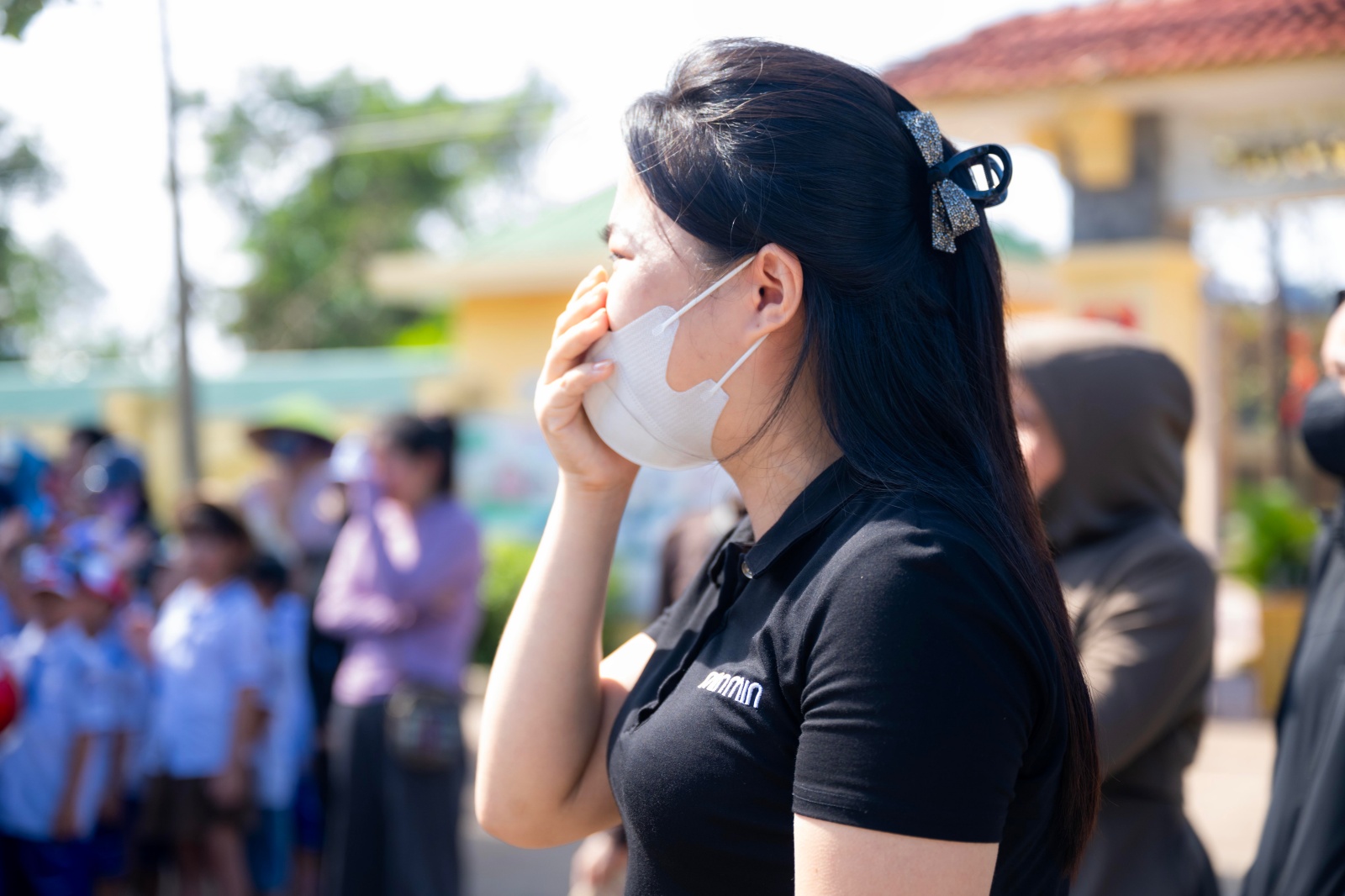 Vụ bé trai 7 tuổi và bố tử vong do ngạt khí máy phát điện ở Nghệ An: Nghẹn lòng khoảnh khắc hàng trăm học sinh xếp hàng tiễn bạn về nơi an nghỉ cuối cùng - Ảnh 8.