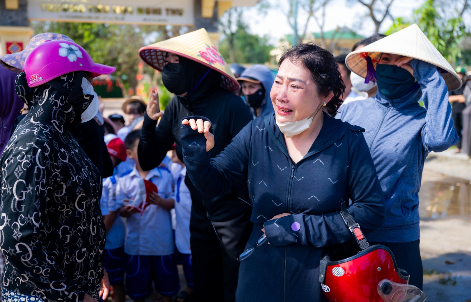 Vụ bé trai 7 tuổi và bố tử vong do ngạt khí máy phát điện ở Nghệ An: Nghẹn lòng khoảnh khắc hàng trăm học sinh xếp hàng tiễn bạn về nơi an nghỉ cuối cùng - Ảnh 10.