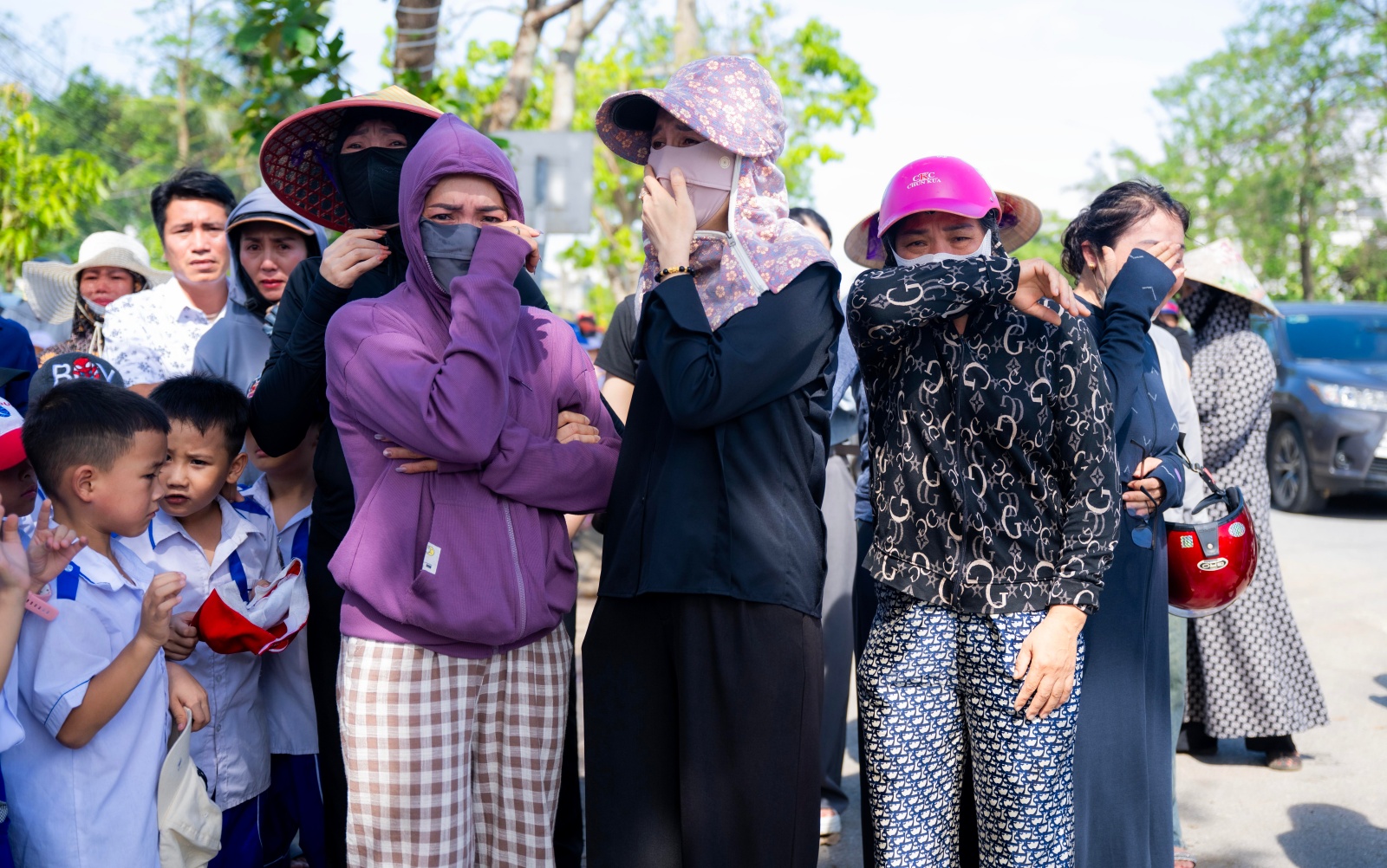 Vụ bé trai 7 tuổi và bố tử vong do ngạt khí máy phát điện ở Nghệ An: Nghẹn lòng khoảnh khắc hàng trăm học sinh xếp hàng tiễn bạn về nơi an nghỉ cuối cùng - Ảnh 11.