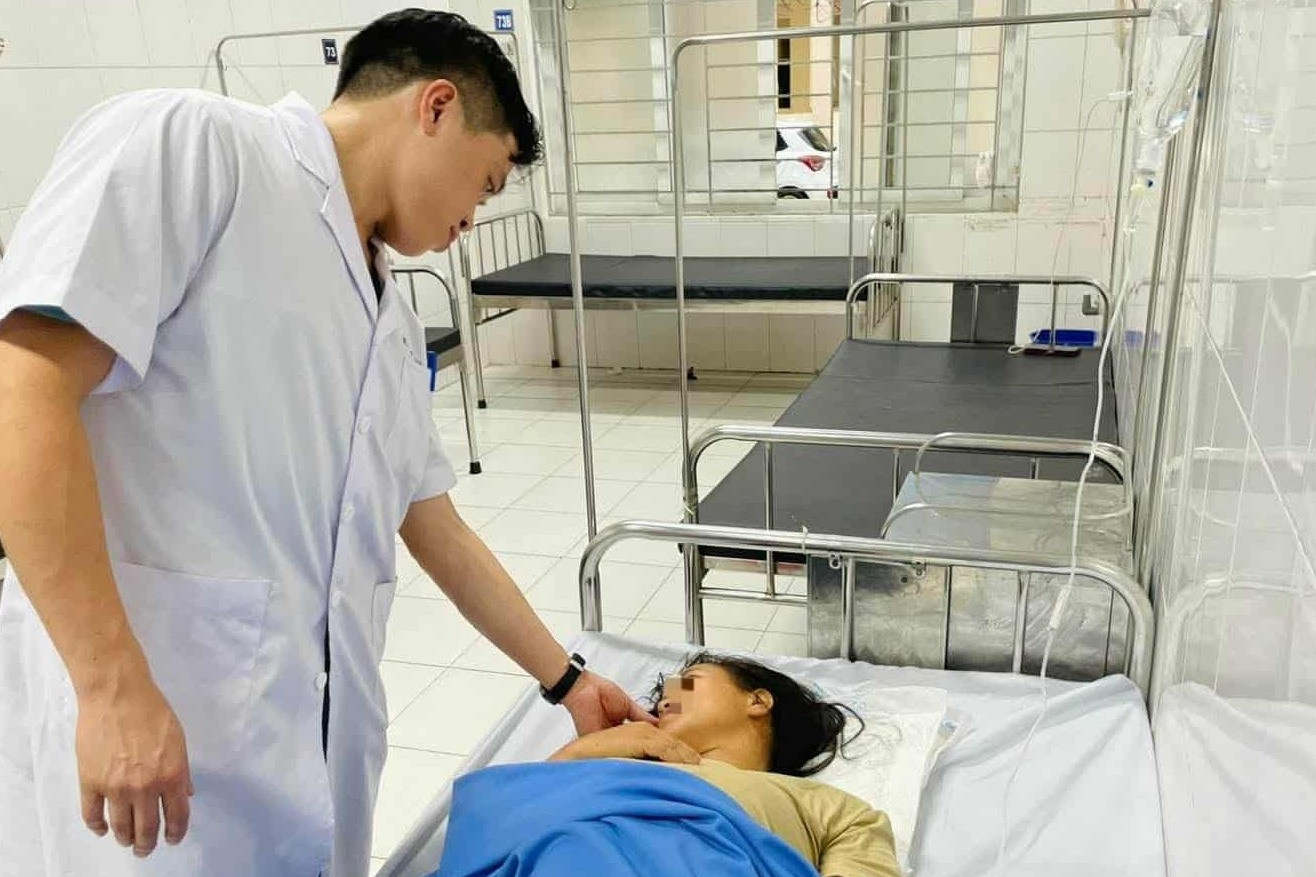 Cấp cứu chấn thương sọ não vì cây đổ trúng đầu khi đi đường trời bão - Ảnh 1.
