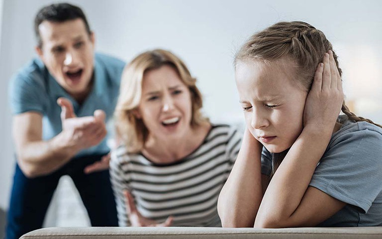 Mỗi lần cha mẹ l&agrave;m việc n&agrave;y l&agrave; một lần "t&agrave;n ph&aacute;" chỉ số IQ v&agrave; t&iacute;nh c&aacute;ch của con