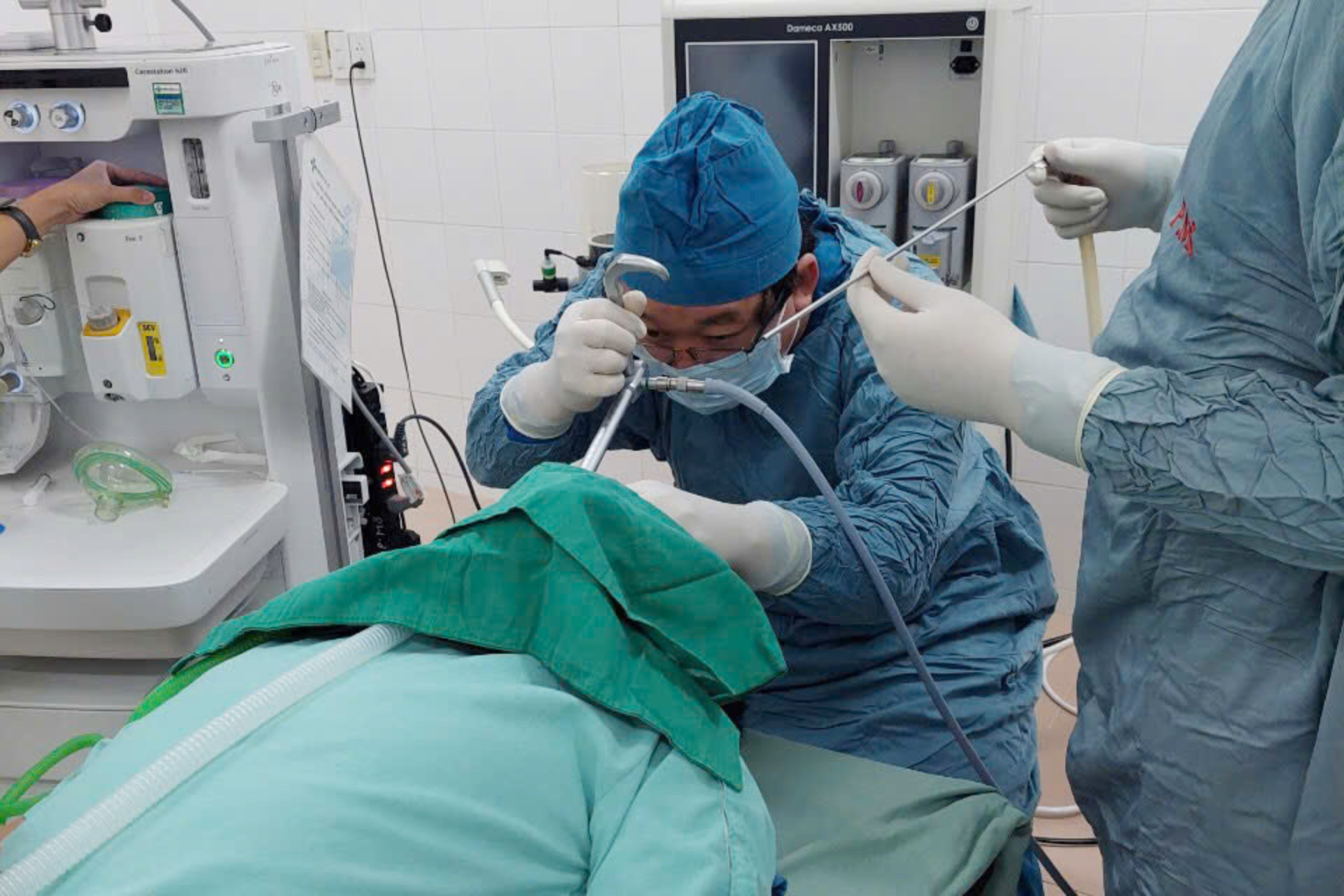 Ăn bánh sinh nhật, bé trai 11 tuổi suýt nguy hiểm tính mạng vì dị vật khó tin - Ảnh 1.
