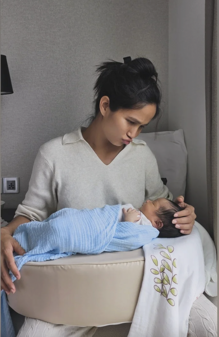 Mẹ chồng và mẹ đẻ H'Hen Niê: Những khoảnh khắc đáng nhớ bên con gái đầu lòng - Ảnh 6. Mẹ chồng và mẹ đẻ H'Hen Niê: Những khoảnh khắc đáng nhớ bên con gái đầu lòng - Ảnh 6.