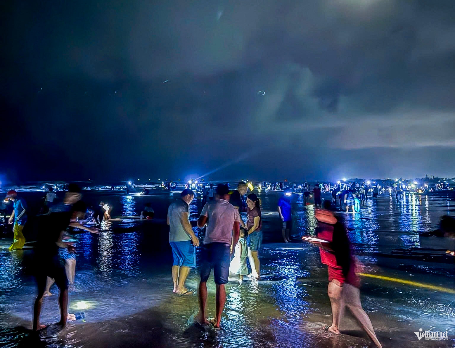 Cả làng rủ nhau mang bao tải, soi đèn săn ‘lộc biển’ ở Ninh Bình sau bão số 10 - Ảnh 1.