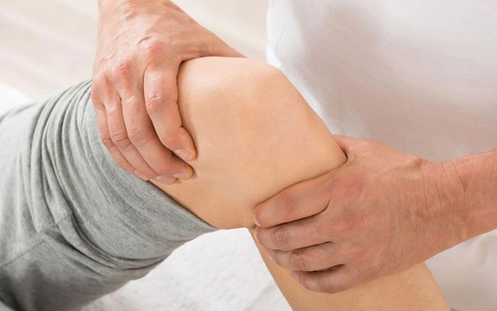 Dầm mưa, ng&acirc;m ch&acirc;n trong nước lũ: Đừng chủ quan khi da xuất hiện những dấu hiệu n&agrave;y - Ảnh 4.