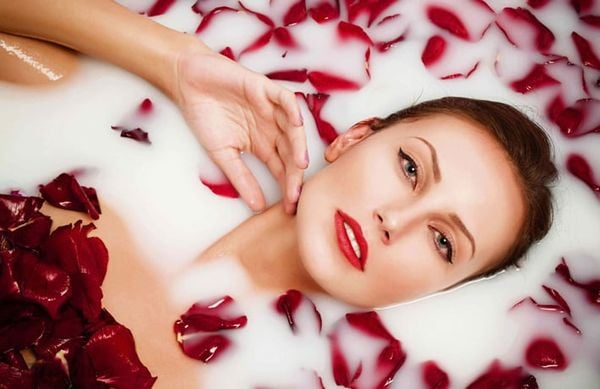 Tắm bằng sữa tươi không đường có bắt nắng không? - Ảnh 2. Tắm bằng sữa tươi không đường có bắt nắng không? - Ảnh 2.