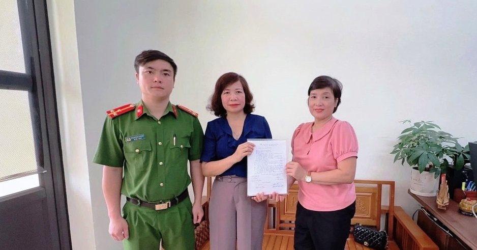 Nhận 220 triệu từ tài khoản lạ, người đàn ông báo ngay công an - Ảnh 2.