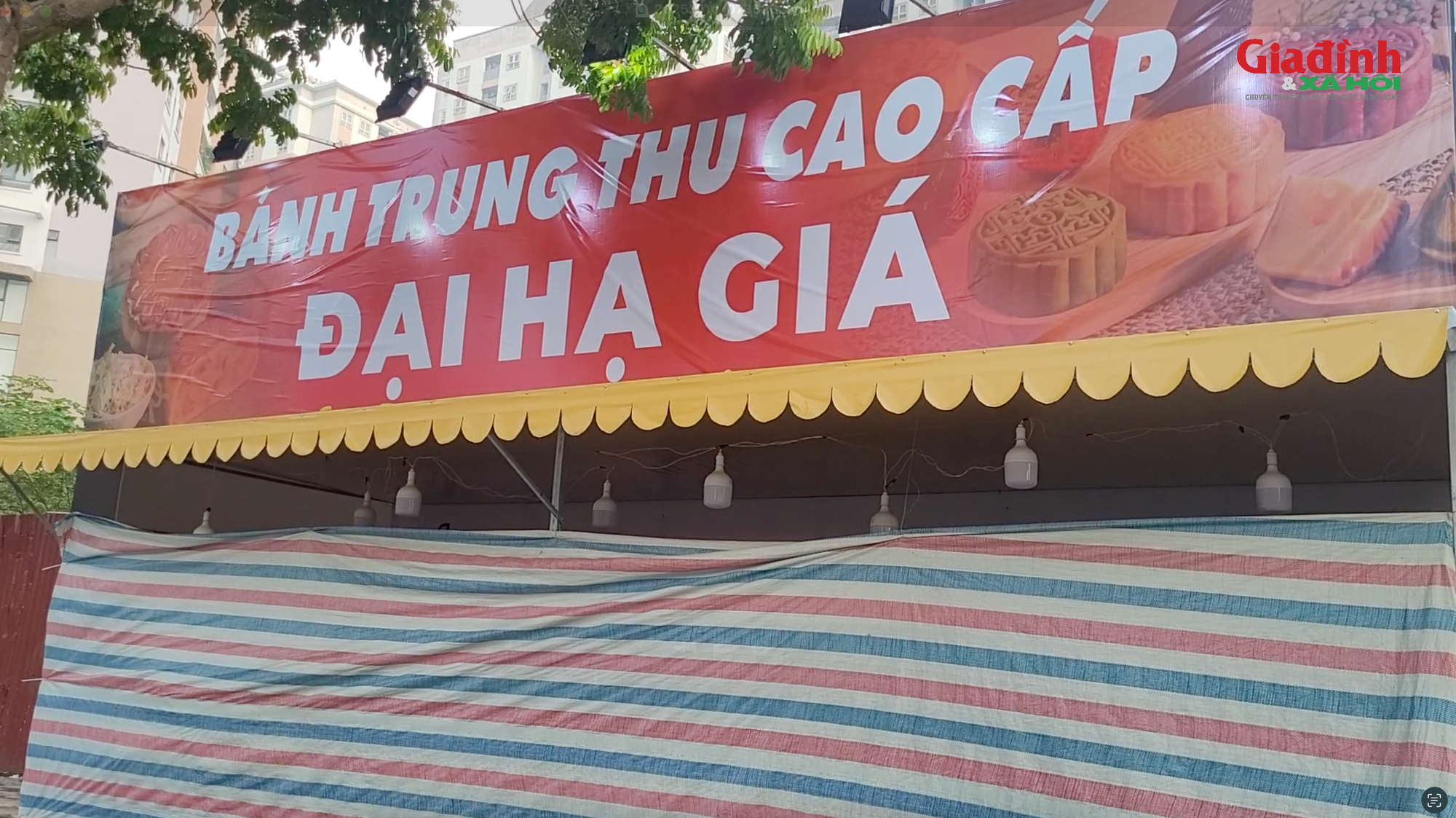 Sau Tết trung thu , bánh trung thu ' biến mất ' và rác thải lấn chiếm vỉa hè - Ảnh 2. Sau Tết trung thu , bánh trung thu ' biến mất ' và rác thải lấn chiếm vỉa hè - Ảnh 2.