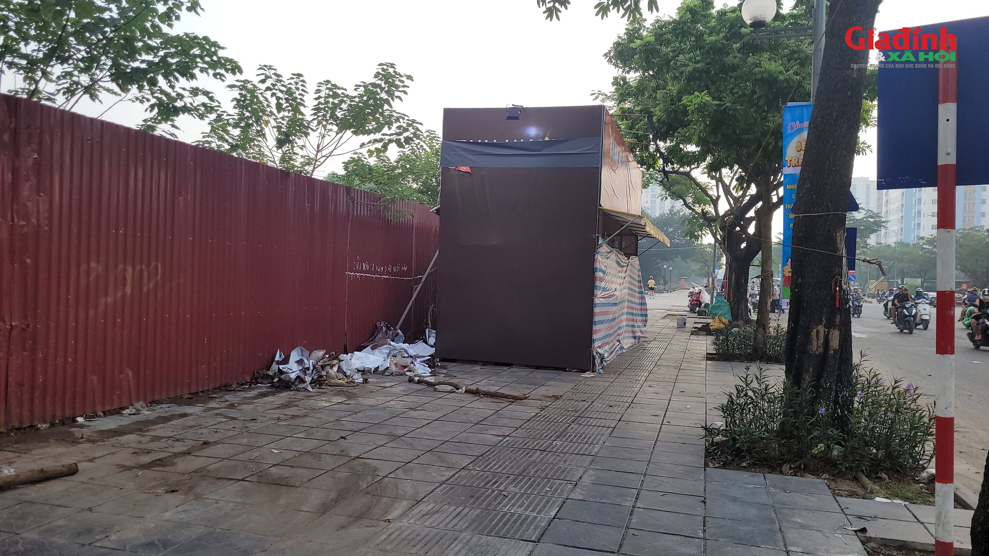 Sau Tết trung thu , bánh trung thu ' biến mất ' và rác thải lấn chiếm vỉa hè - Ảnh 9. Sau Tết trung thu , bánh trung thu ' biến mất ' và rác thải lấn chiếm vỉa hè - Ảnh 9.