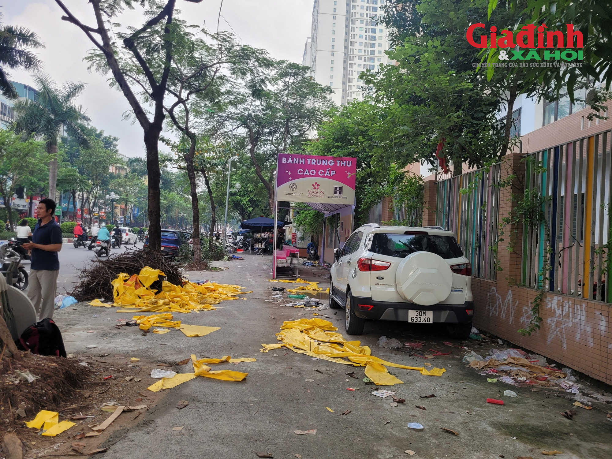 Sau Tết trung thu , bánh trung thu ' biến mất ' và rác thải lấn chiếm vỉa hè - Ảnh 4. Sau Tết trung thu , bánh trung thu ' biến mất ' và rác thải lấn chiếm vỉa hè - Ảnh 4.