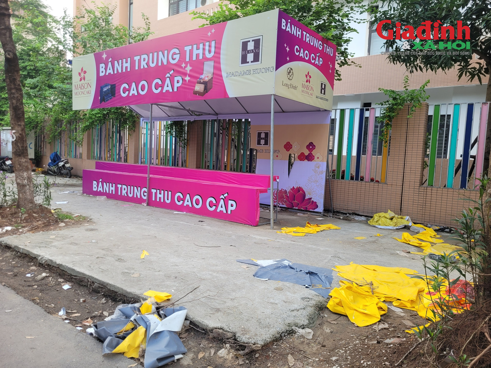 Sau Tết trung thu , bánh trung thu ' biến mất ' và rác thải lấn chiếm vỉa hè - Ảnh 3. Sau Tết trung thu , bánh trung thu ' biến mất ' và rác thải lấn chiếm vỉa hè - Ảnh 3.
