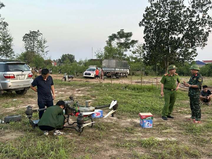Cận cảnh Drone Viettel vận chuyển hàng cứu trợ tại vùng lũ - Ảnh 6.