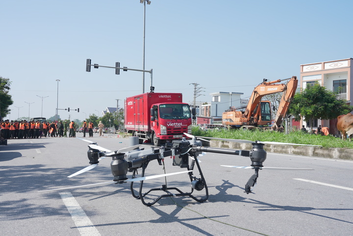 Cận cảnh Drone Viettel vận chuyển hàng cứu trợ tại vùng lũ - Ảnh 1.