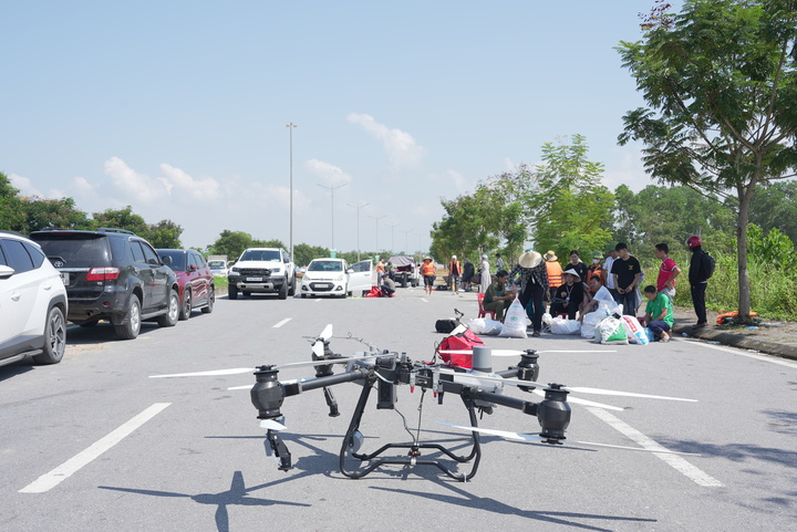 Cận cảnh Drone Viettel vận chuyển hàng cứu trợ tại vùng lũ - Ảnh 2.