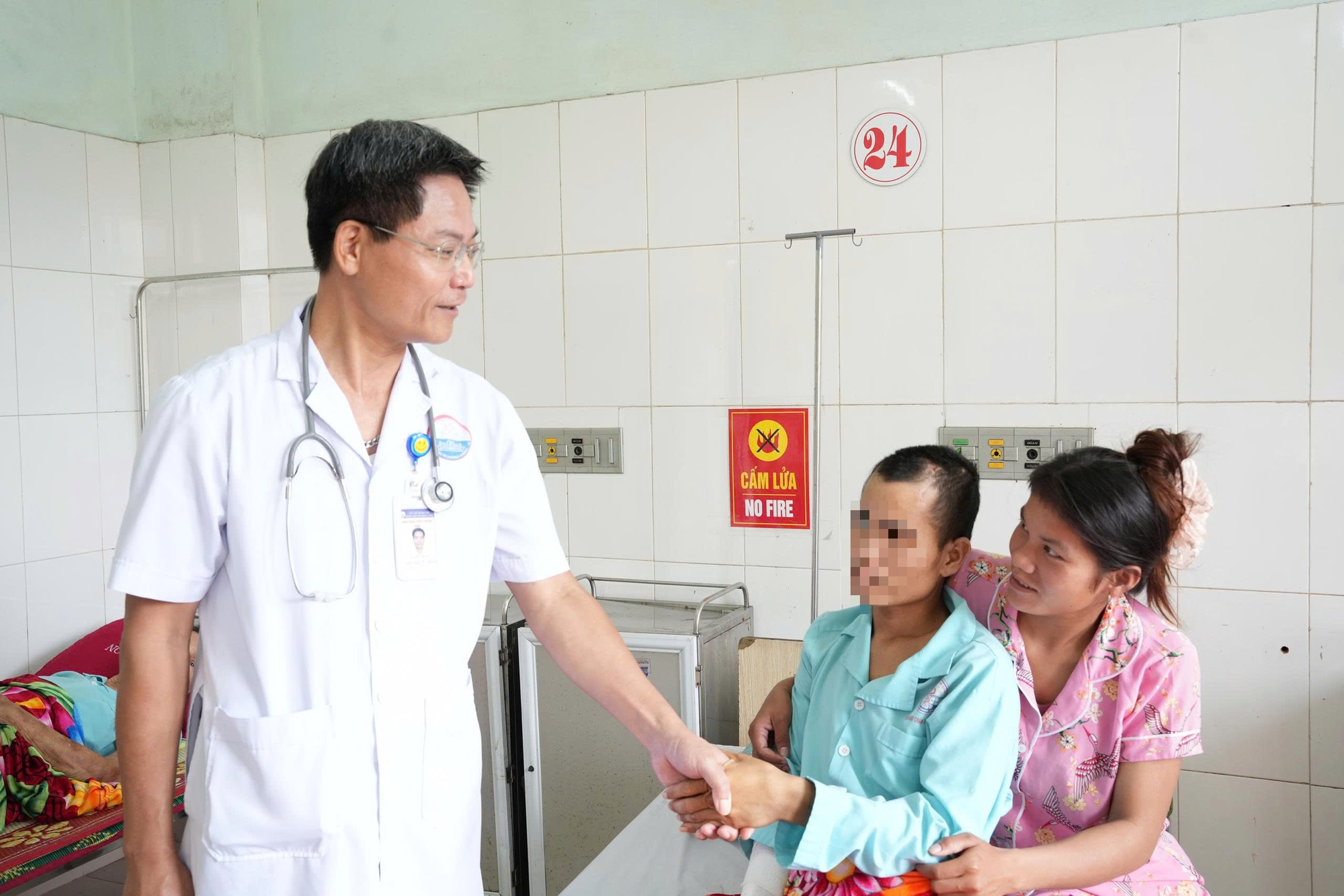 edit-trai-qua-5-ca-phau-thuat-nan-nhan-vu-xe-tai-lao-vao-cho-xuat-vien-17601440256562104578214-1760152057410-17601520582381533851384.jpeg