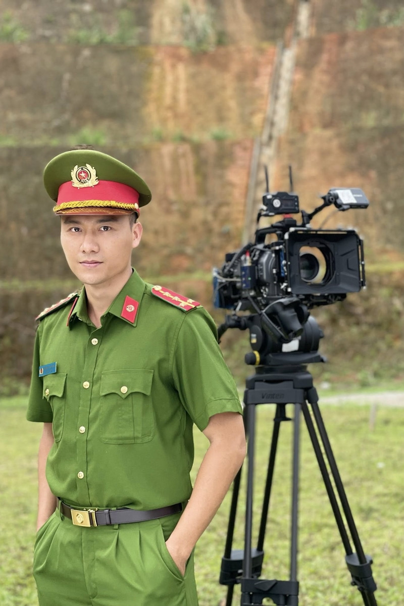 Nam vương 1m8 đóng cả vai công an lẫn giang hồ, vợ xoay từng đồng lúc tay trắng - Ảnh 7.
