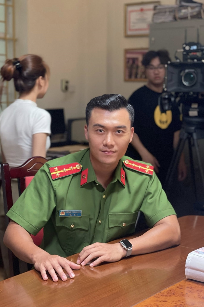 Nam vương 1m8 đóng cả vai công an lẫn giang hồ, vợ xoay từng đồng lúc tay trắng - Ảnh 5.