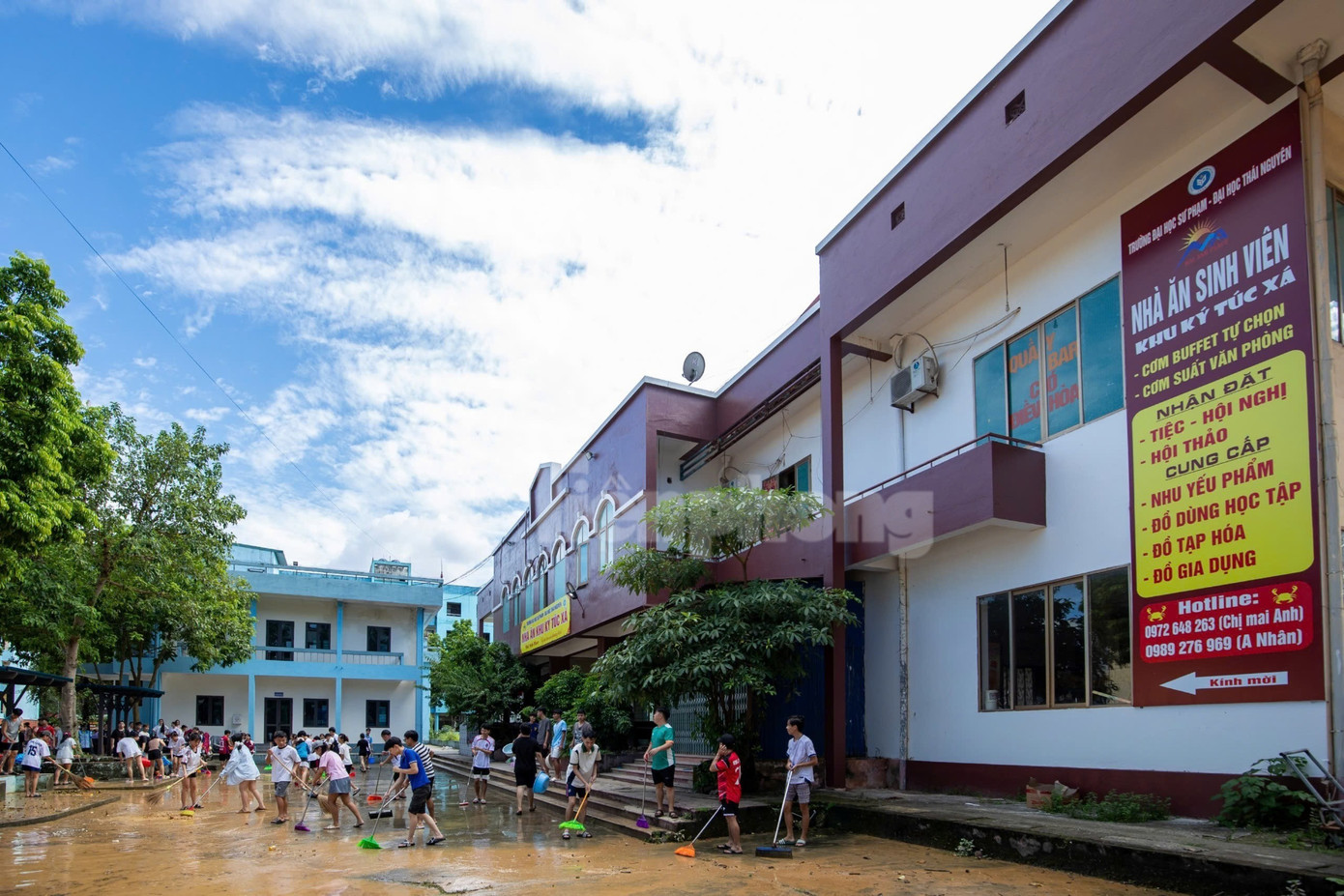 Đình chỉ nhân viên từ chối suất ăn từ thiện khi sinh viên đang bị cô lập - Ảnh 1. Đình chỉ nhân viên từ chối suất ăn từ thiện khi sinh viên đang bị cô lập - Ảnh 1.