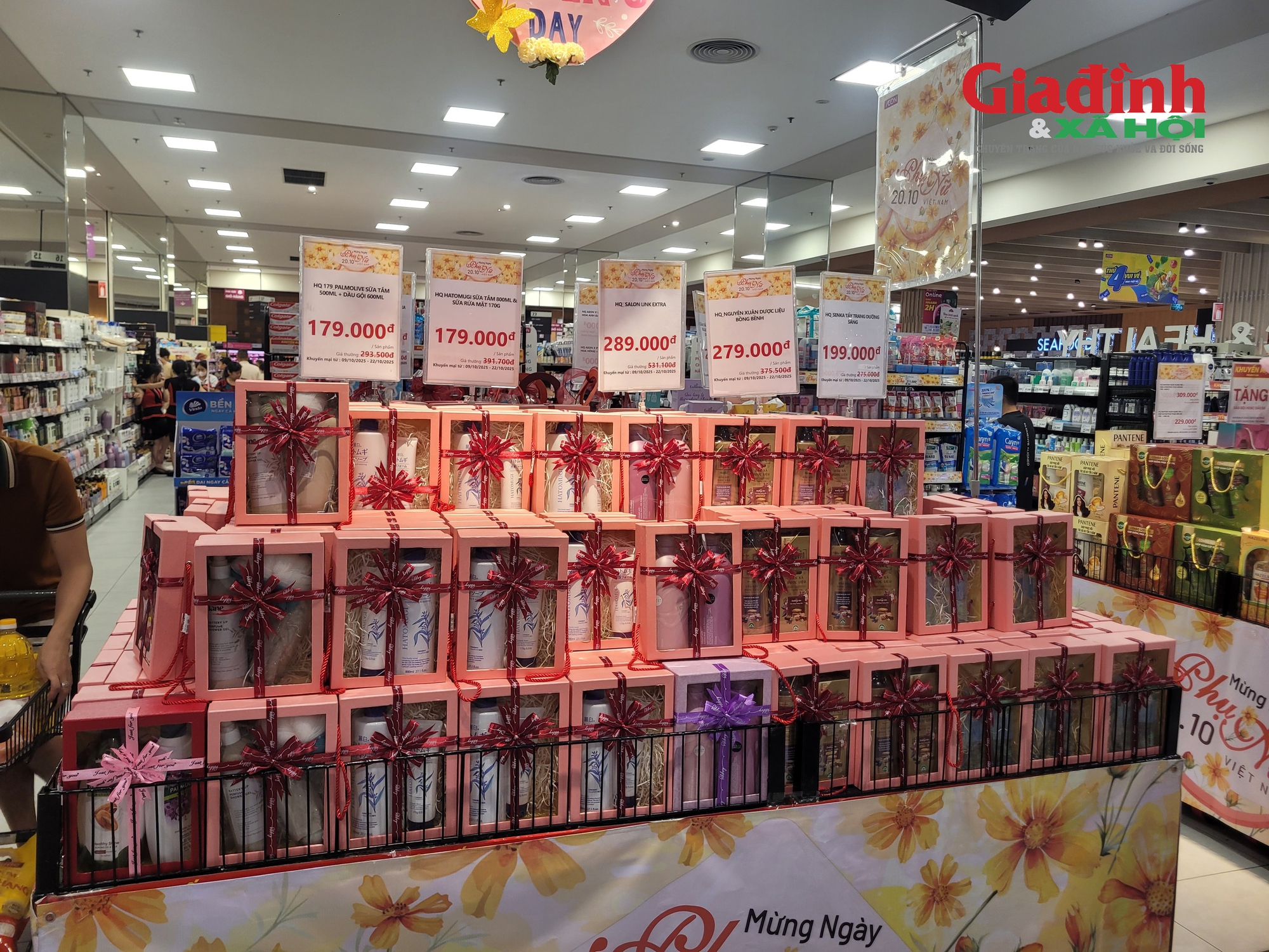 Giá cả mỹ phẩm giảm sâu Trước ngày phụ nữ Việt Nam 20 / 10 - Ảnh 1.