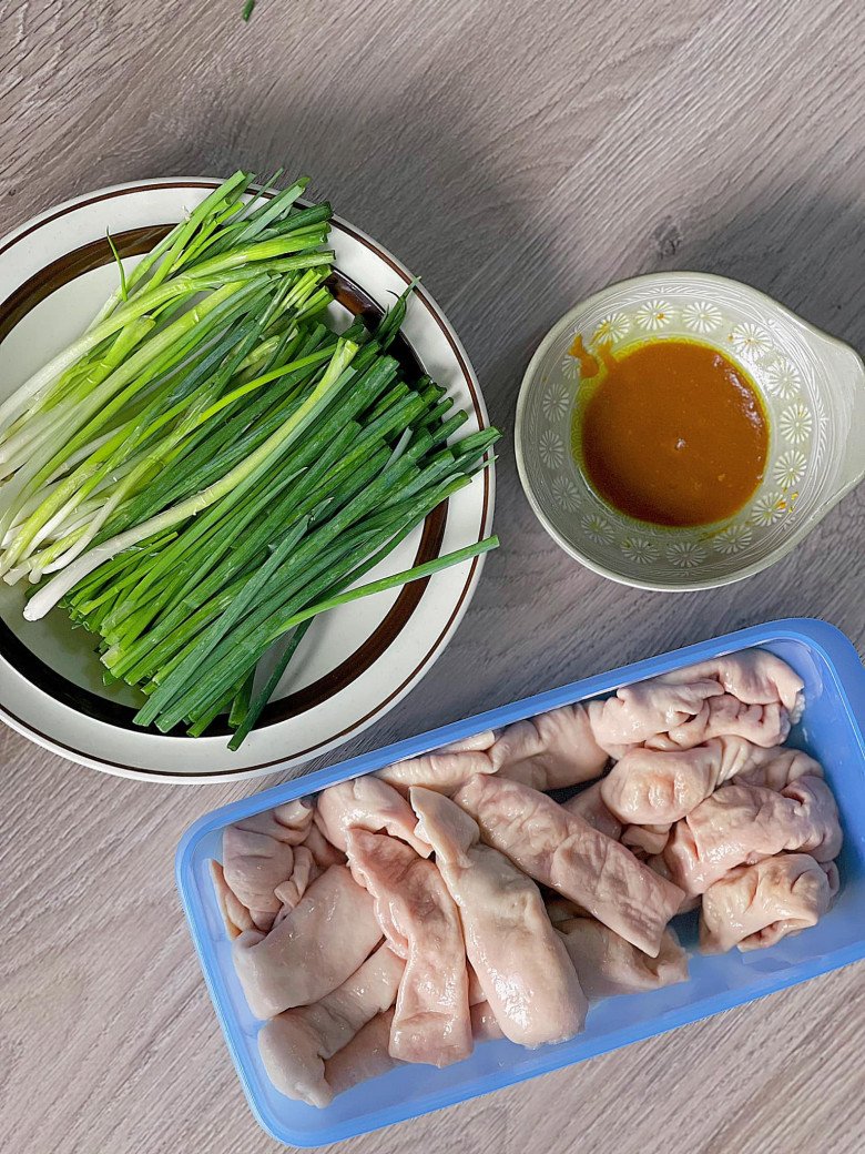 Cách làm khấu đuôi nhồi hành lá nướng thơm lừng, béo ngậy cho ông xã lai rai ngon đã miệng - Ảnh 5. Cách làm khấu đuôi nhồi hành lá nướng thơm lừng, béo ngậy cho ông xã lai rai ngon đã miệng - Ảnh 5.