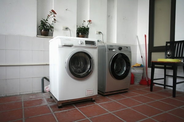 Nguyên nhân và cách khắc phục máy giặt bị rung lắc khi giặt quần áo - Ảnh 2.