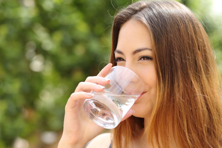 5 cách tự nhiên giúp xóa nếp nhăn khi cười, lấy lại làn da tươi trẻ ngay tại nhà- Ảnh 2.