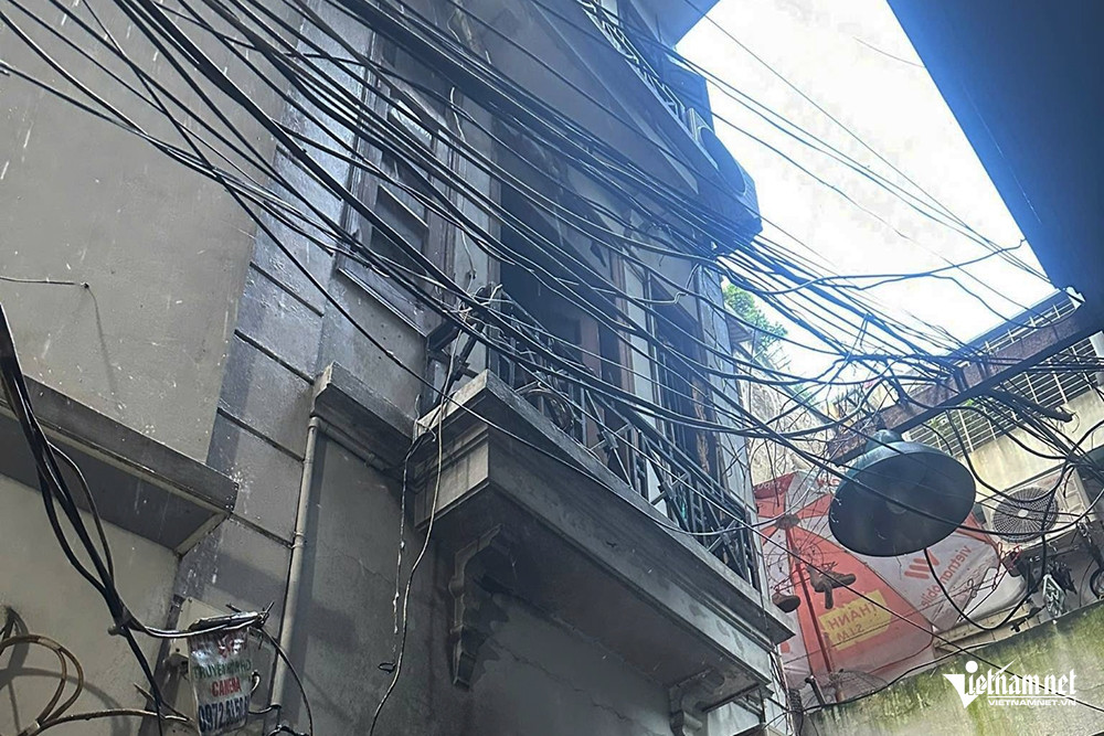 Vụ cháy 5 người chết ở Hà Nội: Hàng xóm kể chi tiết 2 xe máy bốc cháy, phun lửa - Ảnh 1.