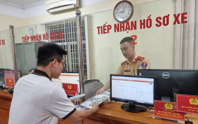 Người mới mua xe, chưa đăng k&yacute; xe dễ bị phạt tiền triệu nếu kh&ocirc;ng nắm r&otilde; c&aacute;c quy định n&agrave;y