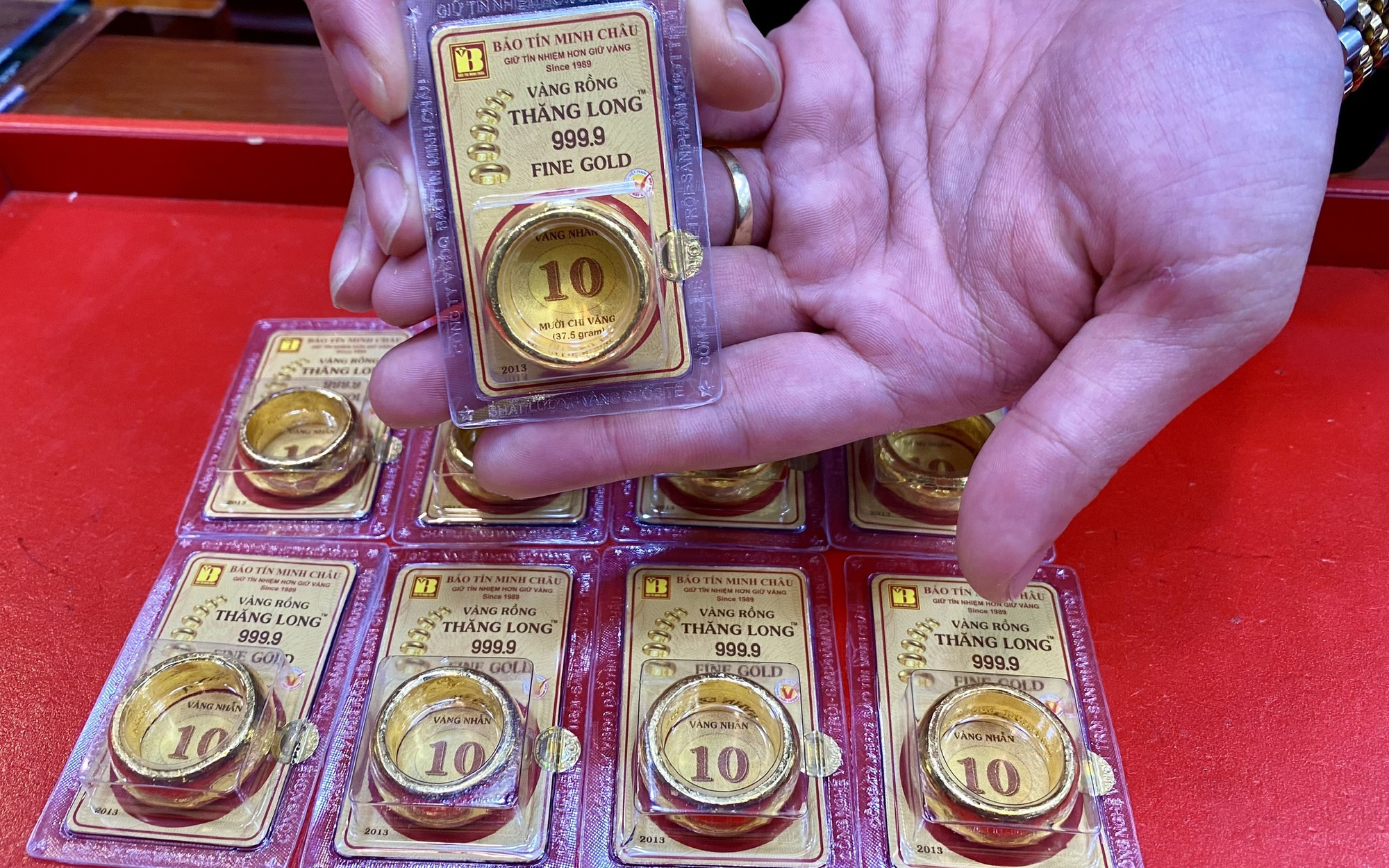 Giá vàng hôm nay 16 / 10: Vàng SJC vượt 148 triệu đồng , nhẫn trơn chạm 153 triệu đồng - Ảnh 1.