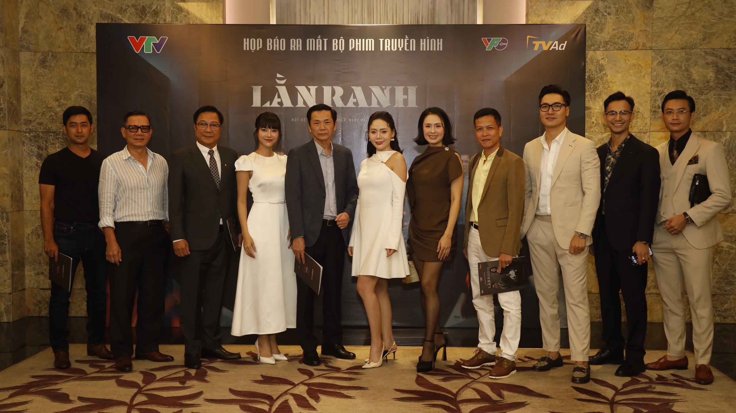 Dàn diễn viên từ chính đến phụ đều là 'nam thần', 'cực phẩm' của phim Lằn ranhtrong phim mới về sáp nhập, tinh gọn bộ máy - Ảnh 1. Dàn diễn viên từ chính đến phụ đều là 'nam thần', 'cực phẩm' của phim Lằn ranhtrong phim mới về sáp nhập, tinh gọn bộ máy - Ảnh 1.