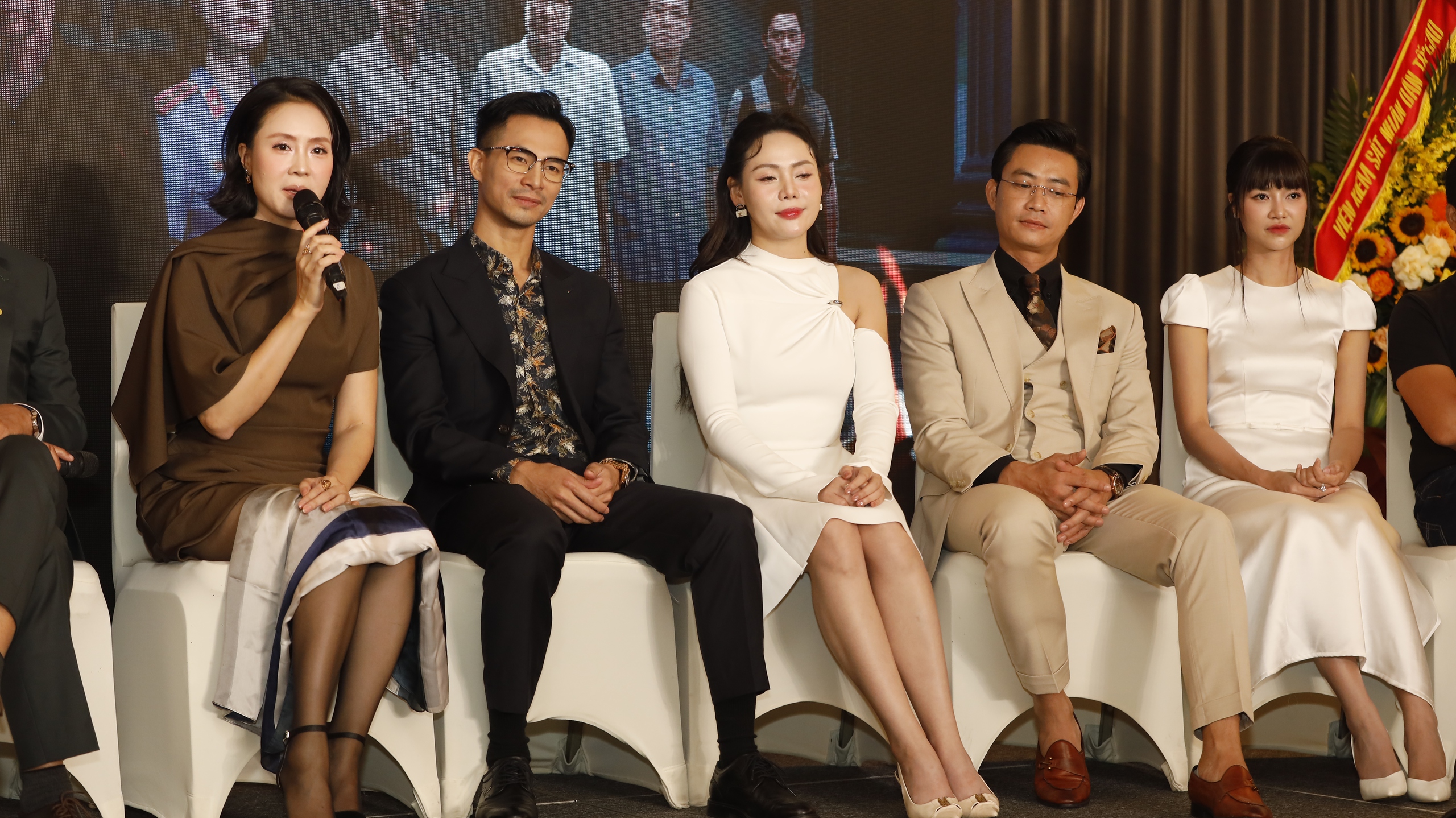 Dàn diễn viên từ chính đến phụ đều là 'nam thần', 'cực phẩm' của phim Lằn ranhtrong phim mới về sáp nhập, tinh gọn bộ máy - Ảnh 3. Dàn diễn viên từ chính đến phụ đều là 'nam thần', 'cực phẩm' của phim Lằn ranhtrong phim mới về sáp nhập, tinh gọn bộ máy - Ảnh 3.
