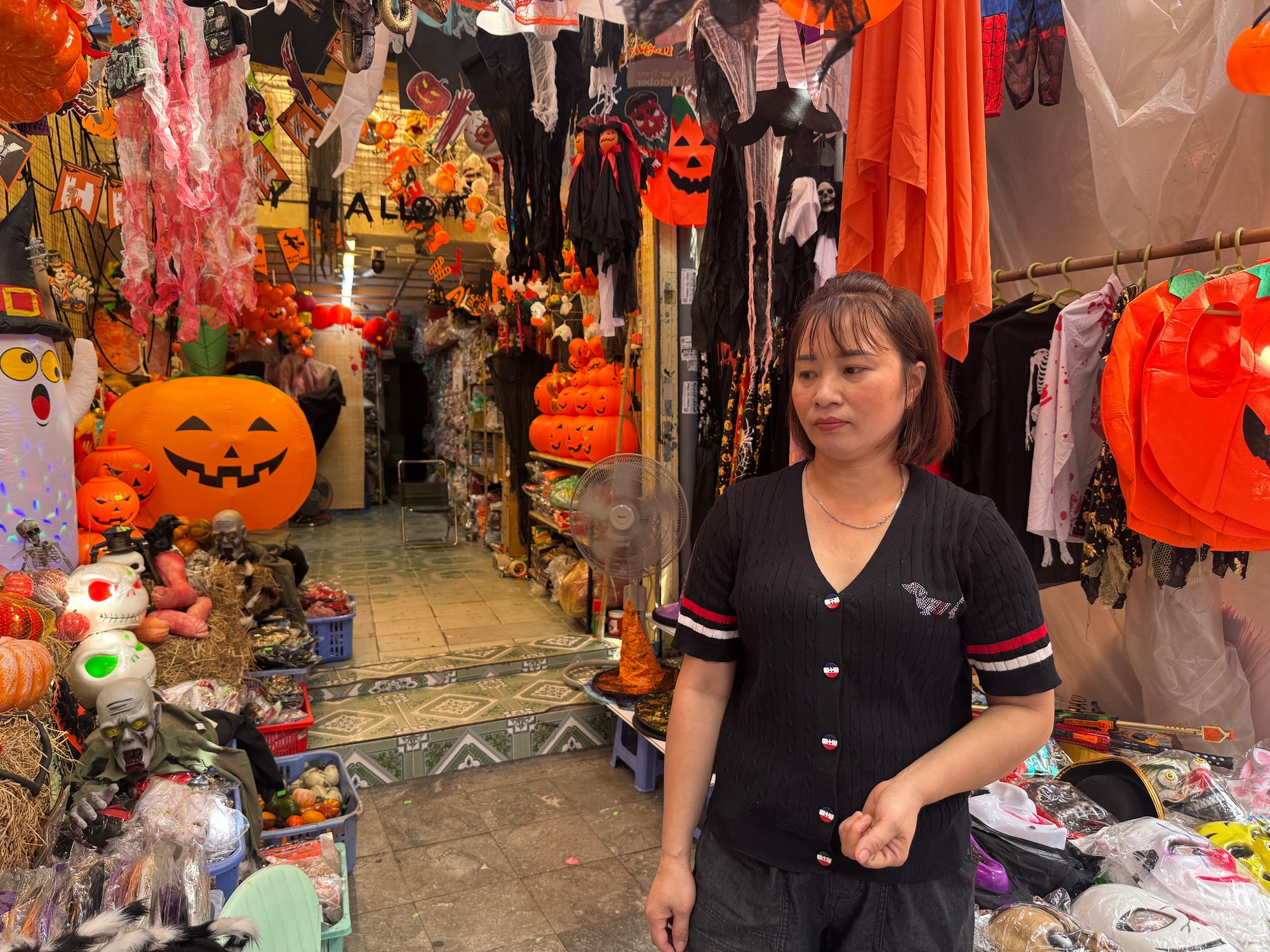 Phố Hàng Mã nhộn nhịp 'thay màu' sau Trung thu, sẵn sàng đón Halloween - Ảnh 2.