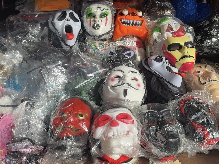 Phố Hàng Mã nhộn nhịp 'thay màu' sau Trung thu, sẵn sàng đón Halloween - Ảnh 3.